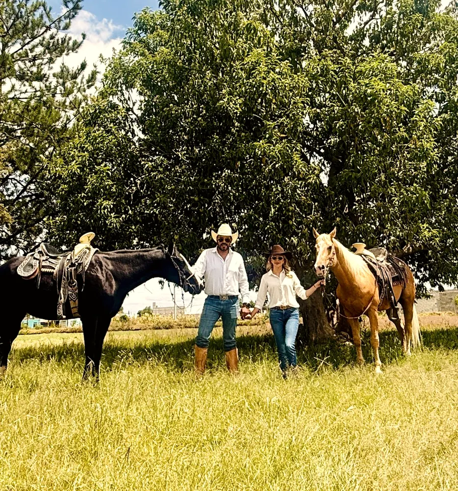 Jani y Carlos entre sus caballos