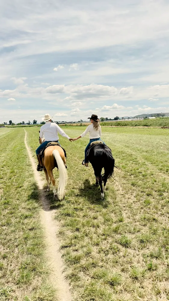 Cabalgando de la mano