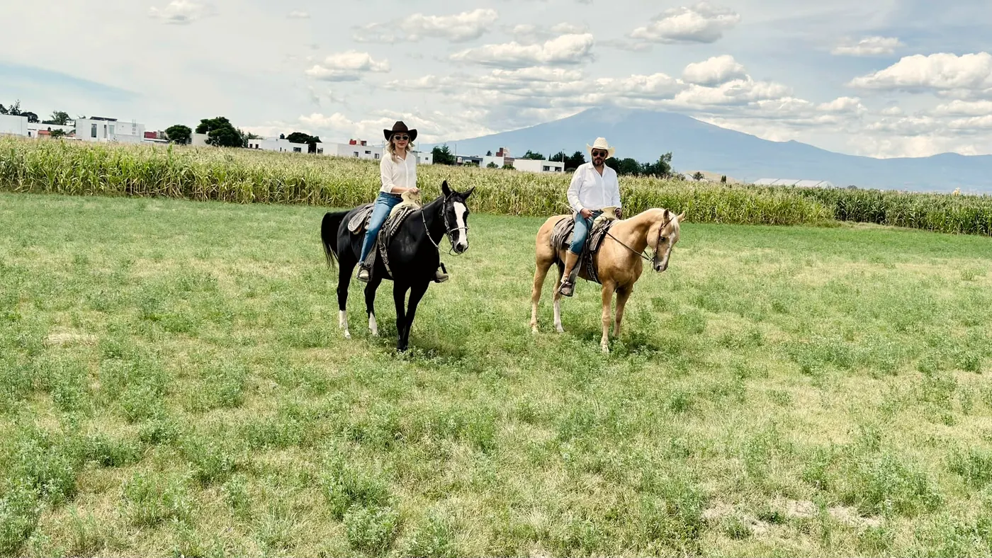 Jani y Carlos a caballo en el campo