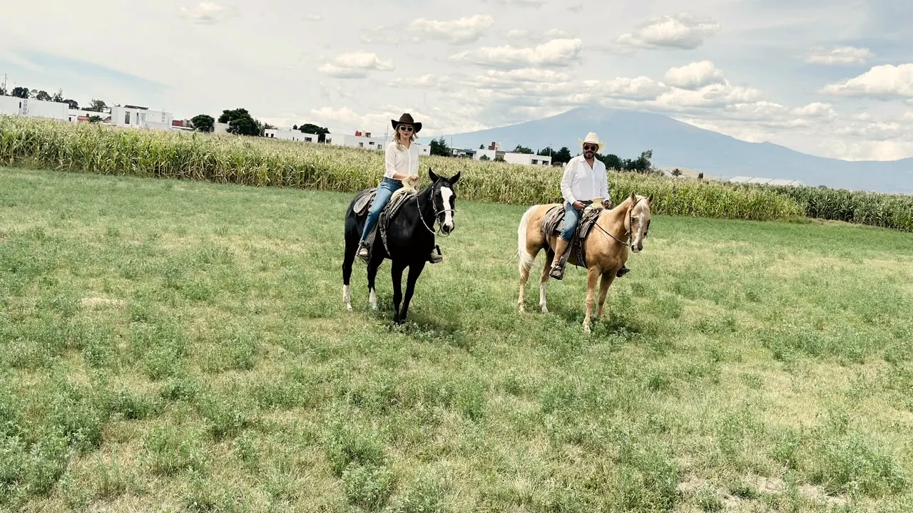 Jani y Carlos cabalgando de frente